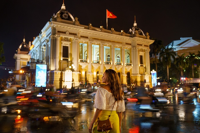 Nhân vật Amanda (do nữ diễn viên Rachael Leigh Cook thủ vai) băng qua đường trước Nhà hát Lớn, một trong những địa điểm mang tính biểu tượng của Hà Nội